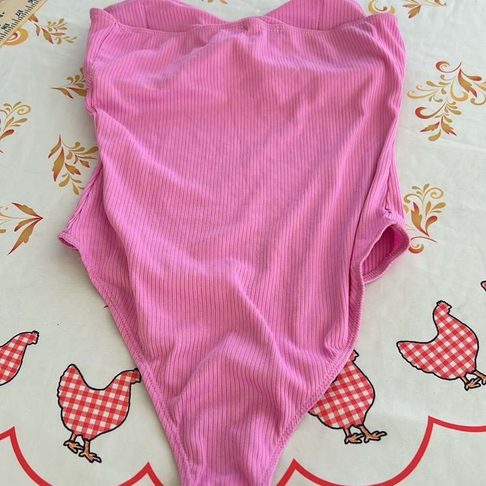 Heart & Hips Women’s Strapless Bodysuit Small EUC Pink Snap Crotch Sewn In Pads